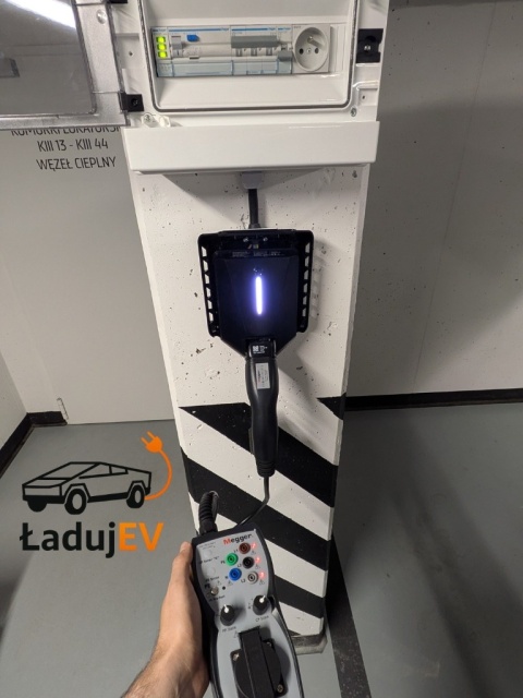 Easee Charge UP 22kW Front Czarny Mat