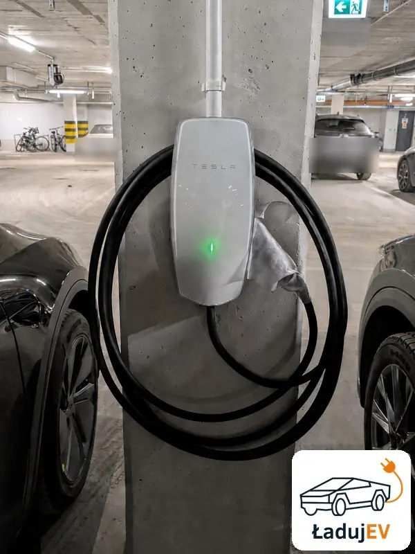 Tesla Wall Connector na słupie w hali garażowej &ndash; realizacja ŁadujEV