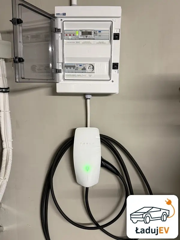 Tesla Wall Connector i nowa rozdzielnica z zabezpieczeniami w hali garażowej