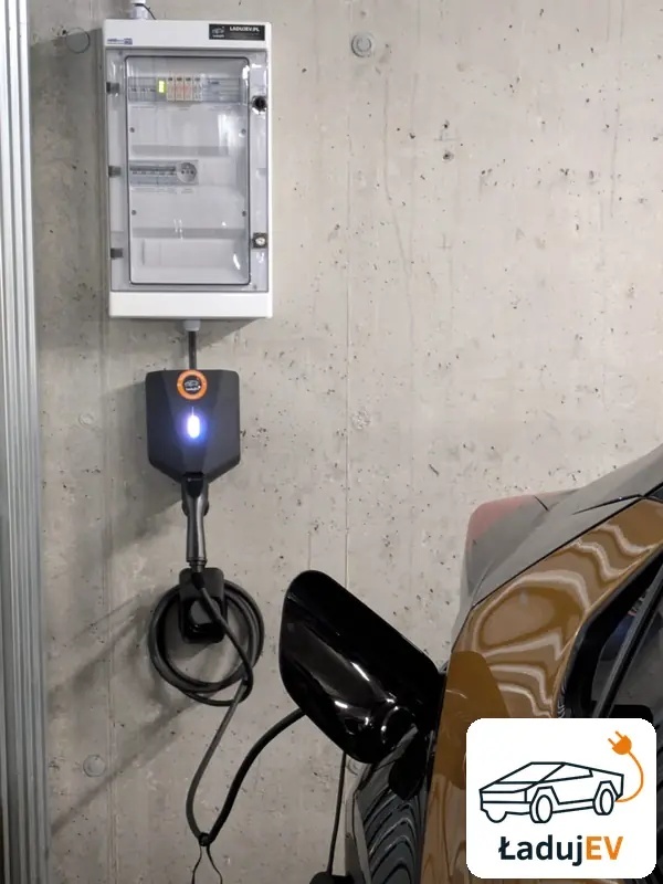 Wallbox w hali garażowej, samoch&oacute;d ładowany po montażu