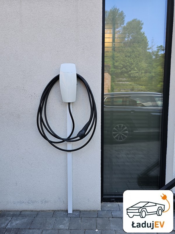 Tesla Wall Connector na elewacji budynku w Bytowie