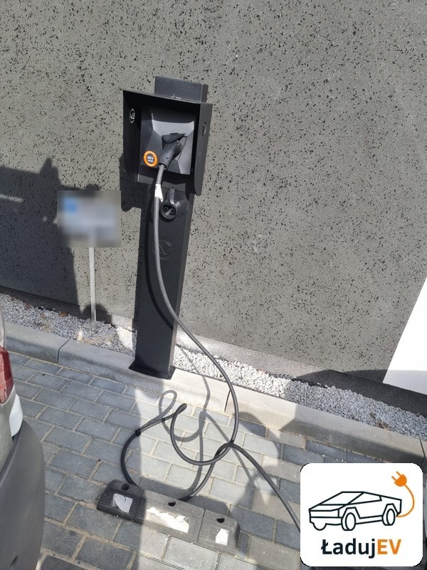 Wallbox na słupku przy miejscu postojowym w Siemianowicach Śląskich