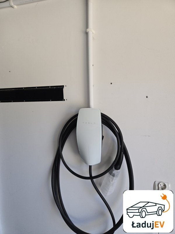 Tesla Wall Connector w garażu domu jednorodzinnego w Tuchomiu